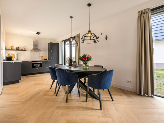 Stijlvolle eethoek met moderne keuken in een luxe vakantiewoning op Vakantiepark De Strabrechtse Vennen.