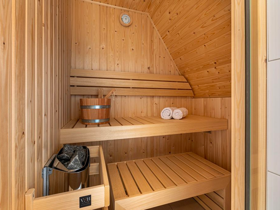 Het interieur van een houten privé-sauna in een wellness-vakantiewoning op Vakantiepark De Strabrechtse Vennen.