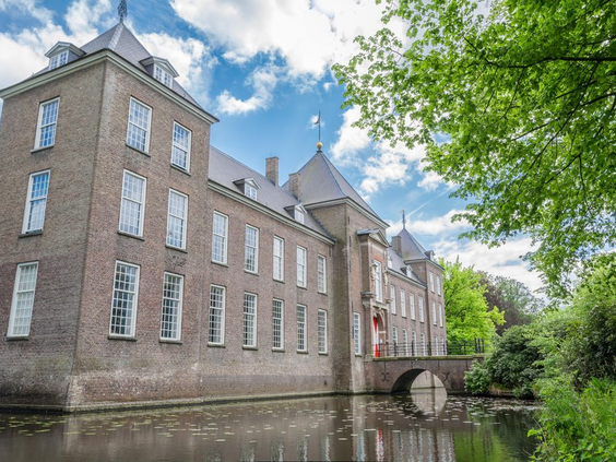 Het historische Kasteel Heeze, omringd door een slotgracht en bomen, een leuk uitstapje in de omgeving van De Strabrechtse Vennen.