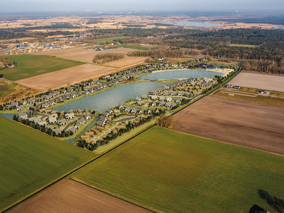 Luchtfoto van het uitgestrekte Vakantiepark De Strabrechtse Vennen, met de vele vennen en vakantiehuizen in het Brabantse landschap.