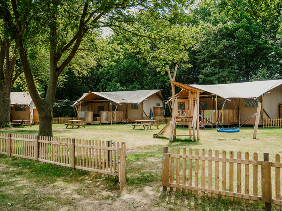 Luxe safaritenten op Vakantiepark Dierenbos met een eigen, omheinde speeltuin direct voor de deur in het bos.
