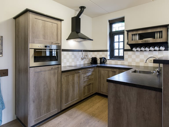 Moderne en compleet ingerichte keuken in een Boshuys of Dorpshuys op Vakantiepark Efteling Bosrijk.