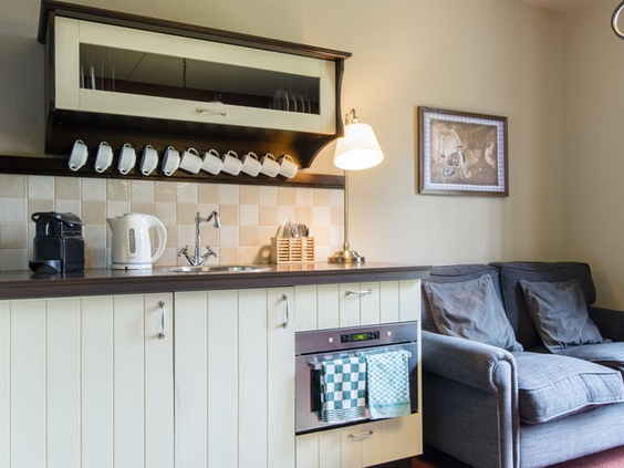 Compacte kitchenette in een appartement van het Poorthuys of Landhuys in Efteling Bosrijk.