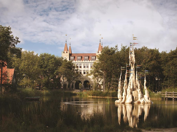 Het statige Poorthuys en het zandkasteel van Klaas Vaak in het water van Vakantiepark Efteling Bosrijk.