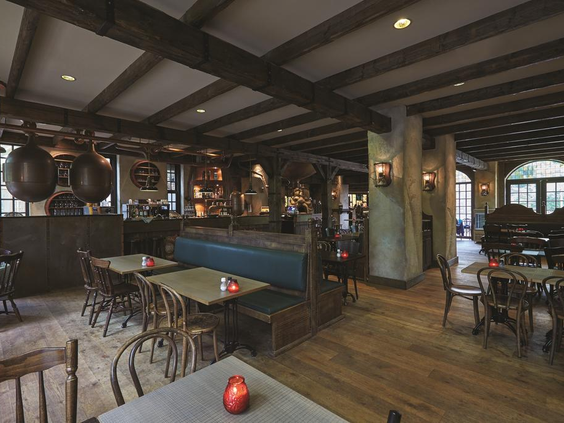Het sfeervolle en rustieke interieur van restaurant Het Eethuys in Vakantiepark Efteling Bosrijk.