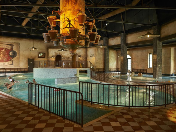 Het sfeervolle overdekte zwembad Het Badhuys op Vakantiepark Efteling Bosrijk met een waterspeelplek voor kinderen.