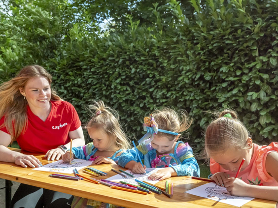 Kinderen zijn creatief aan het knutselen bij de animatieclub