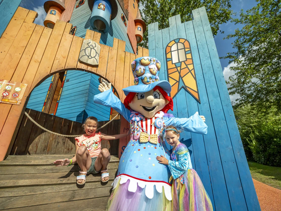 Kinderen ontmoeten de mascotte Carabouille bij het speelhuisje
