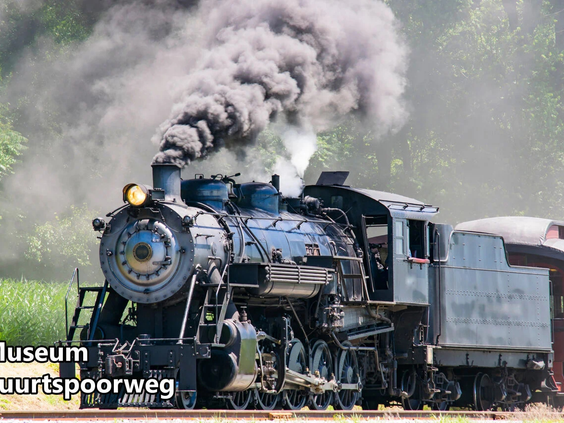 Een oude stoomtrein van de Museum Buurtspoorweg rijdt door het landschap
