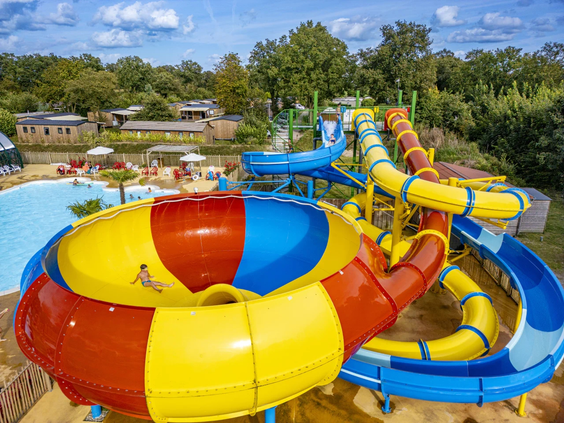 Grote kleurrijke waterglijbanen zoals de Space Bowl op vakantiepark het Eibernest