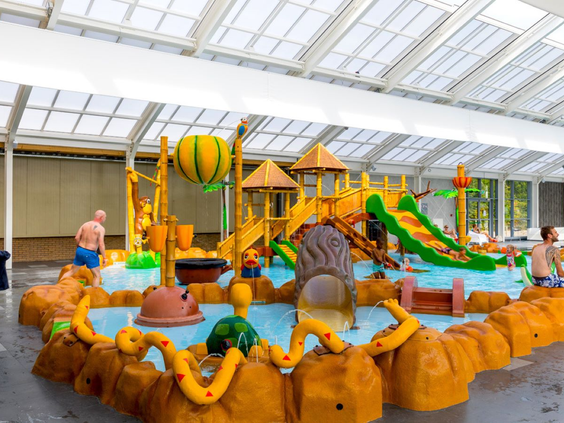 Kinderen spelen in de binnenspeeltuin en het waterspeelpark van Vakantiepark Eiland van Maurik.