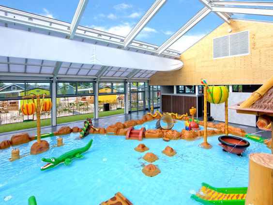 Het kleurrijke waterspraypark met een grote krokodil en diverse waterspeeltoestellen op Vakantiepark Eiland van Maurik.