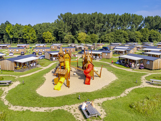 Luchtfoto van de ruime kampeerplaatsen en een centraal gelegen speeltuin