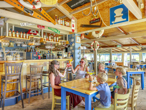 Het interieur van het sfeervolle restaurant op vakantiepark Erkemederstrand