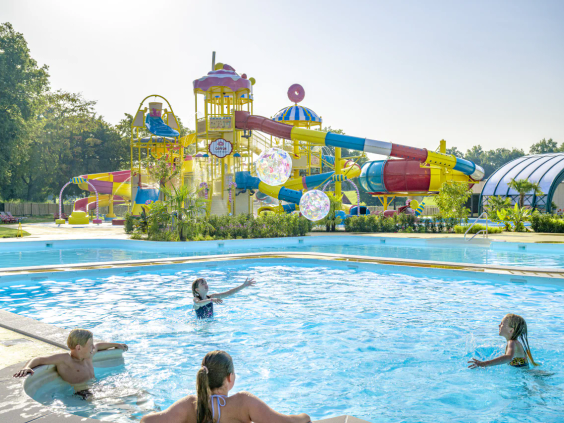 Kinderen spelen samen in het grote buitenbad van de camping