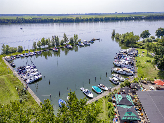 Luchtfoto van de jachthaven met boten direct naast de camping