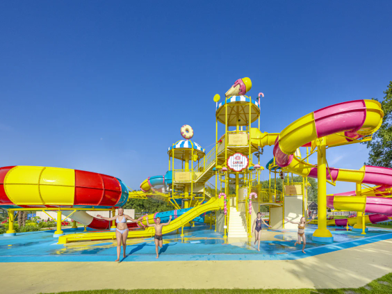 Overzichtsfoto van het complete waterpark met alle baden en glijbanen