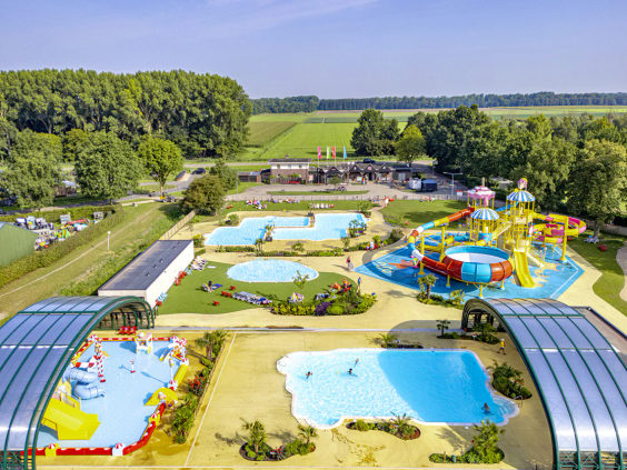 Detail luchtfoto van de blauwe zwembaden en de ligweide