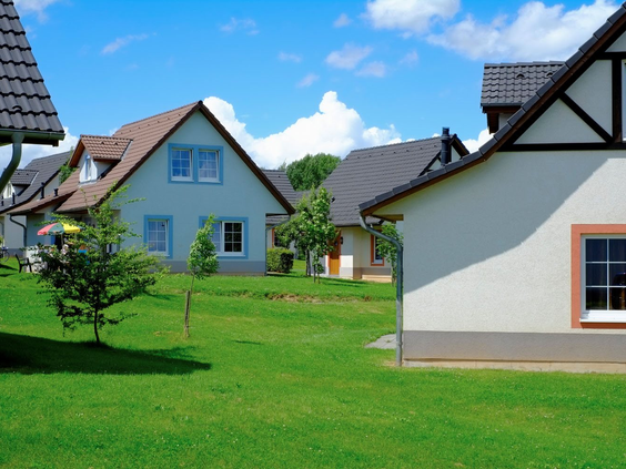 Typische Duitse vakwerkhuizen met een ruime groene tuin op vakantiepark Ferienresort Cochem.