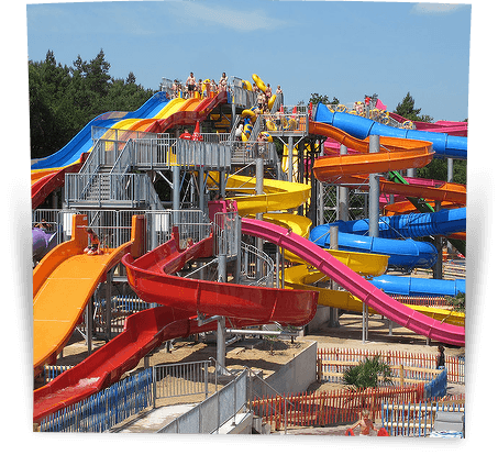 Een groot overzicht van de vele kleurrijke en spectaculaire waterglijbanen in het outdoor waterpark Aquaventura in Hellendoorn.