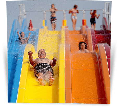 Kinderen glijden van brede gekleurde waterglijbanen in het waterpark van Avonturenpark Hellendoorn