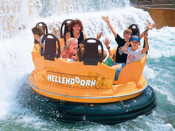 Een gezin met lachende kinderen in de wildwaterbaan attractie Sungai Kalimantan in Avonturenpark Hellendoorn.