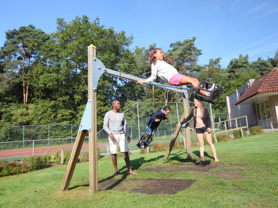 Kinderen op schommels speeltuin Vakantiepark Hellendoorn buitenactiviteiten Overijssel