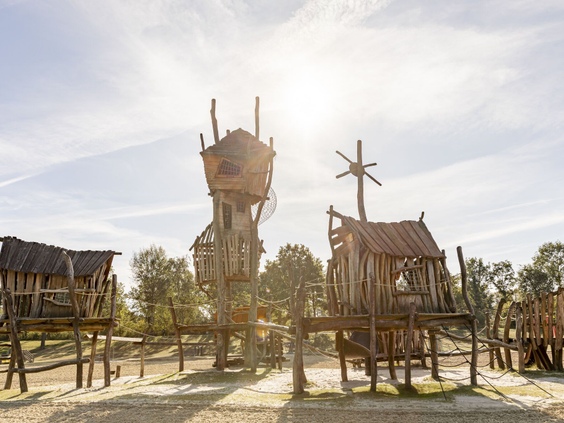 Grote, uitdagende houten avonturenspeeltuin met klimtorens bij Vakantiepark Hunzedal, een paradijs voor kinderen in Drenthe.