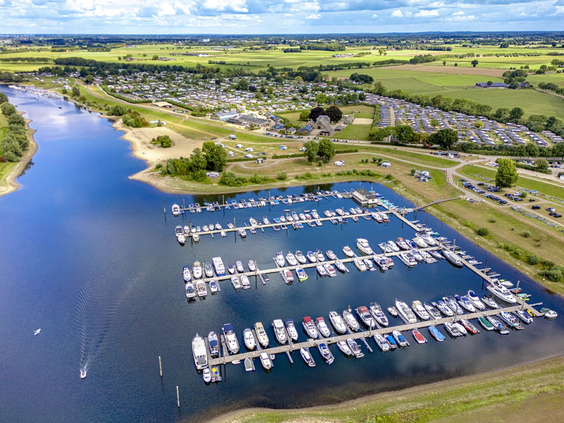 Luchtfoto van de jachthaven naast camping de IJsselstrand aan het water