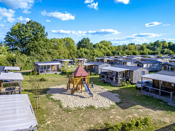 Ruime kampeerplaatsen op IJsselstrand met een klein speeltuintje direct op het veld