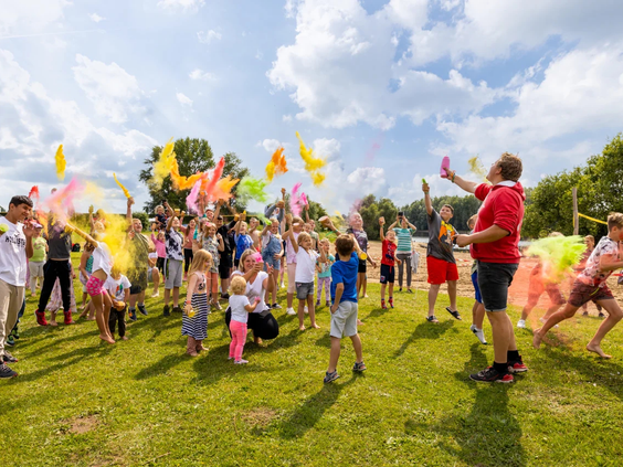 Het animatieteam organiseert spelletjes op het veld voor een groep kinderen