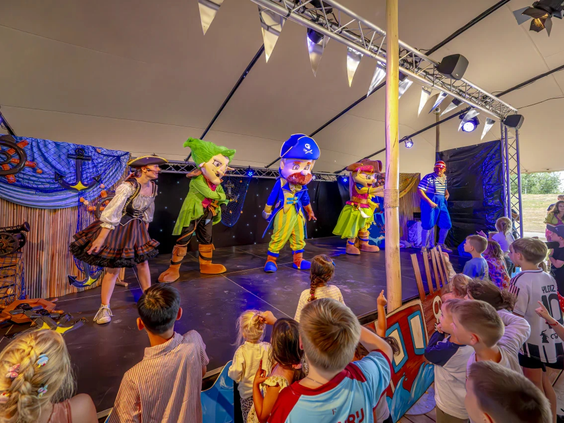 Het animatieteam verzorgt een spectaculaire dansshow op het podium