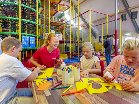 Kinderen zijn creatief bezig met knutselen bij de animatieclub van IJsselstrand