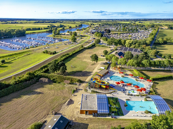 Luchtfoto van Capfun camping IJsselstrand met het waterpark en de rivier de IJssel in Gelderland