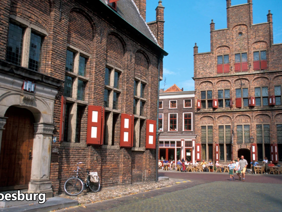 Een gezellige straat met winkeltjes en historische huizen in Doesburg