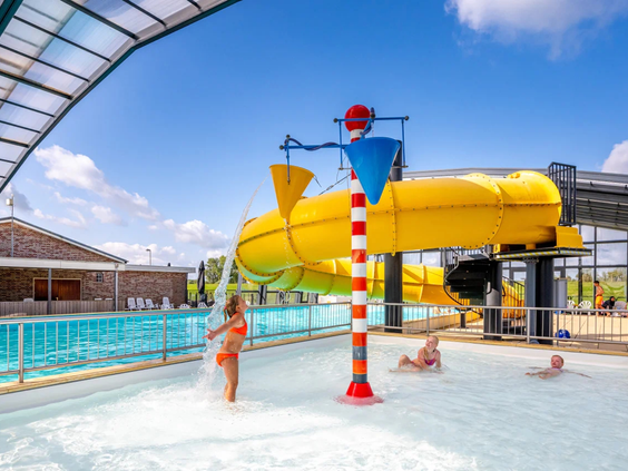 Het ondiepe peuterbad met een vrolijke waterspeeltuin en sproeiers