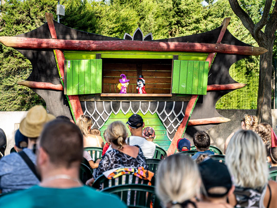 Kinderen kijken naar een poppenkastvoorstelling bij de Kids Club