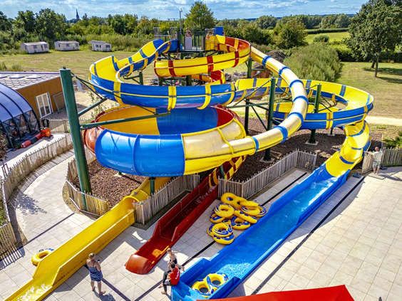 De kleurrijke en hoge waterglijbanen in het aquapark van Capfun de IJsselstrand