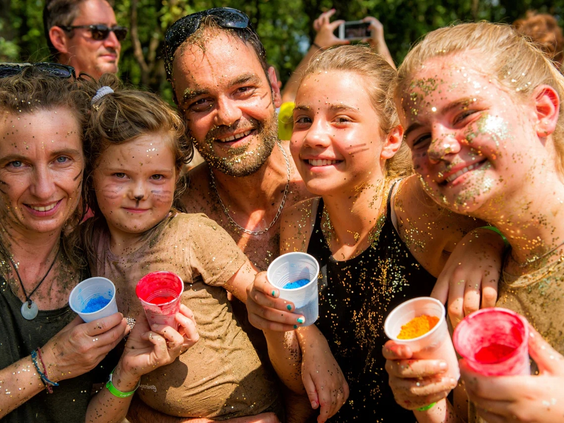 Vrolijke groep kinderen poseren en lachen tijdens animatie op park