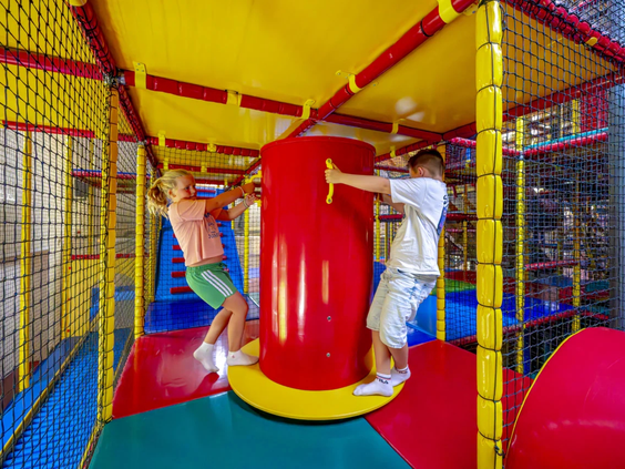 Kinderen vermaken zich in de softplay-zone van de binnenspeeltuin