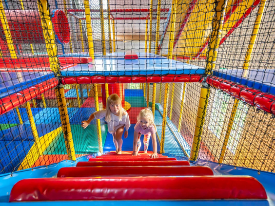 Kinderen spelen in de kleurrijke binnenspeeltuin van Capfun de IJsselstrand