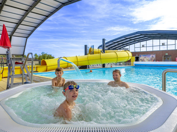 Kinderen ontspannen in het warme bubbelbad van het binnenzwembad