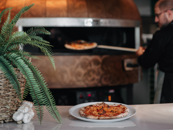 Een verse pizza komt rechtstreeks uit de hete pizzaoven in het restaurant van Vakantiepark Kijkduin.