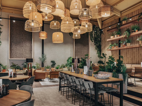 Het sfeervolle, met planten en rotan lampen ingerichte interieur van het familierestaurant op Vakantiepark Kijkduin.