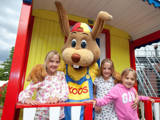 Kinderen geven mascotte Koos Konijn een knuffel tijdens de vakantie op Roompot Klein Vink in Limburg.