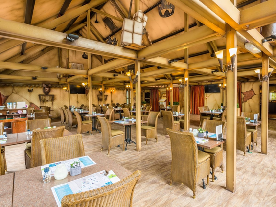 Het sfeervolle interieur met rieten stoelen van een van de restaurants op Vakantiepark Klein Vink.