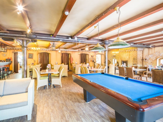 Een blauwe pooltafel staat klaar voor een potje biljart in het eetcafé van Vakantiepark Klein Vink.