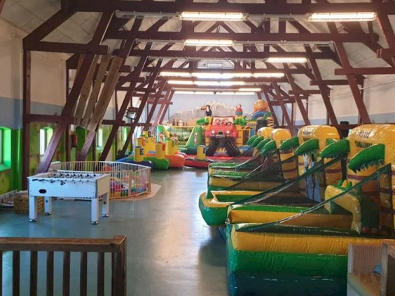 Grote overdekte speelhal vol met springkussens en speeltoestellen op Vakantiepark Klein Vink.