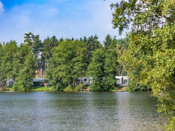 Uitzicht over het grote recreatiemeer met de bungalows en kampeerplaatsen van Vakantiepark Klein Vink aan de oever.