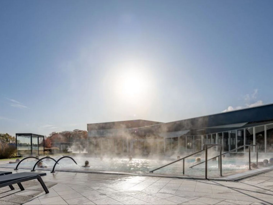 Het stomende en heilzame thermaal buitenbad van Thermaalbad Arcen op Vakantiepark Klein Vink.